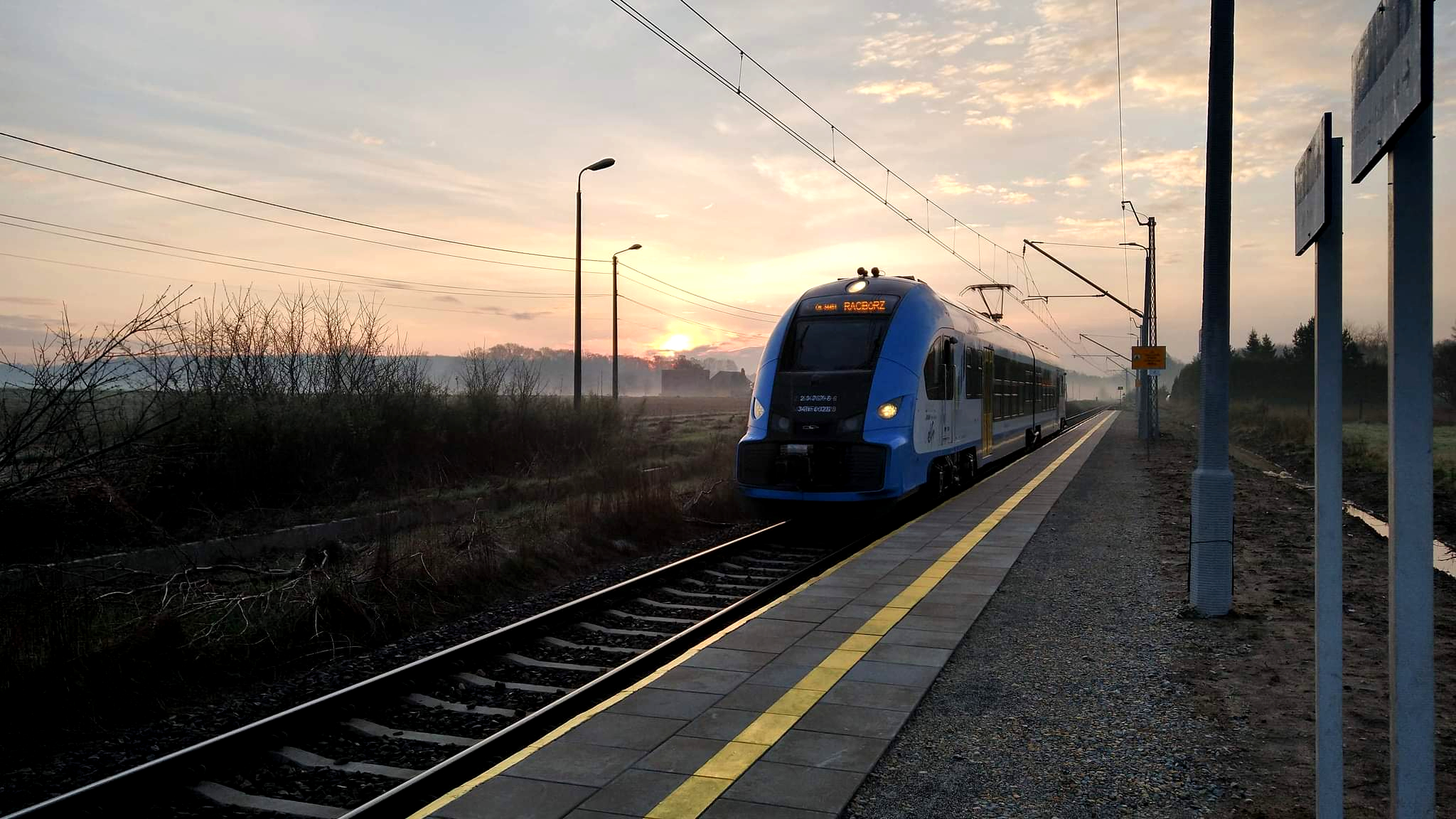 Pociąg jadący po torach.jpg