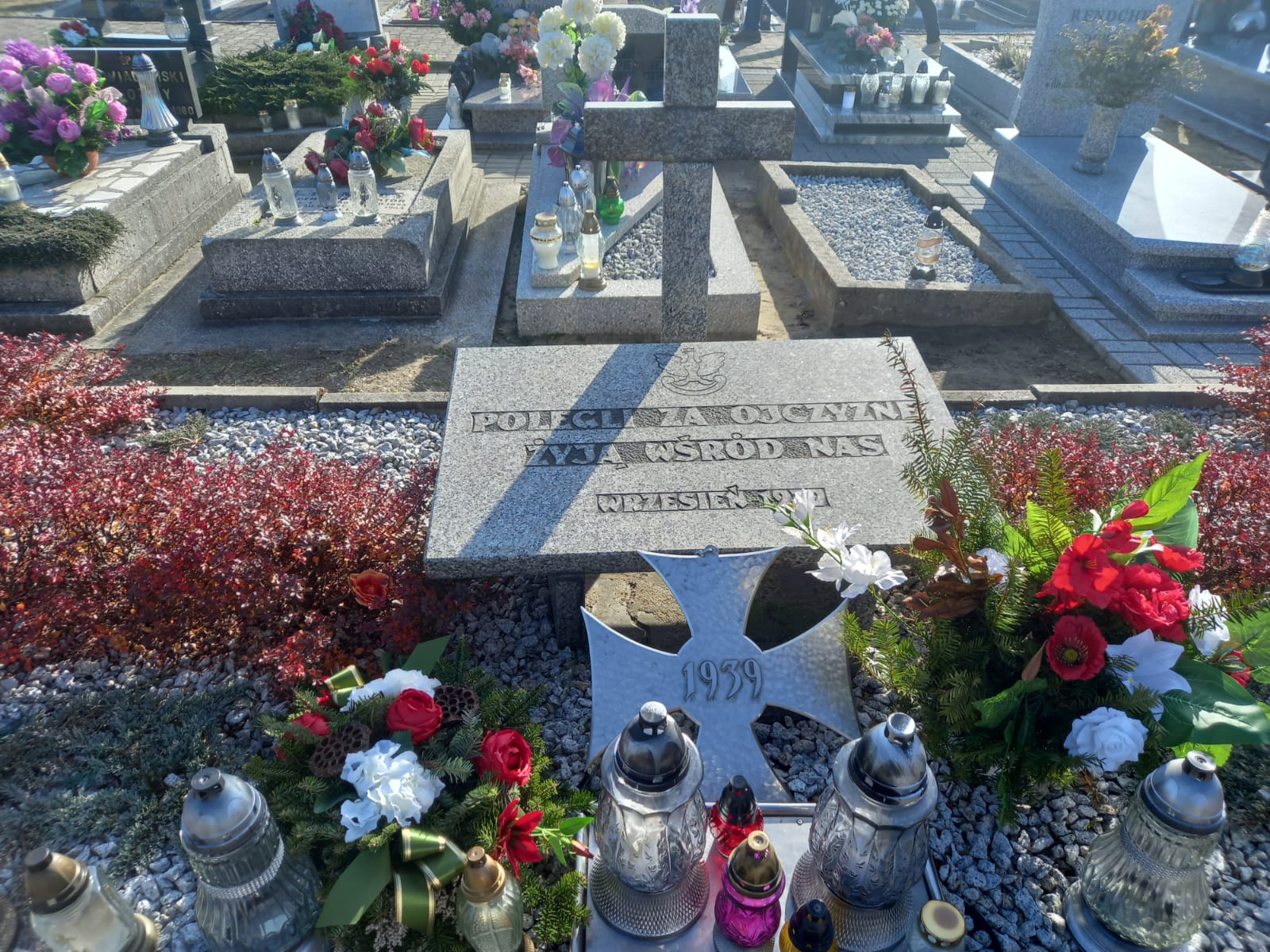 Gminna delegacja odwiedziła cmentarze i miejsca pamięci w Gostyni i w Wyrach.jpg