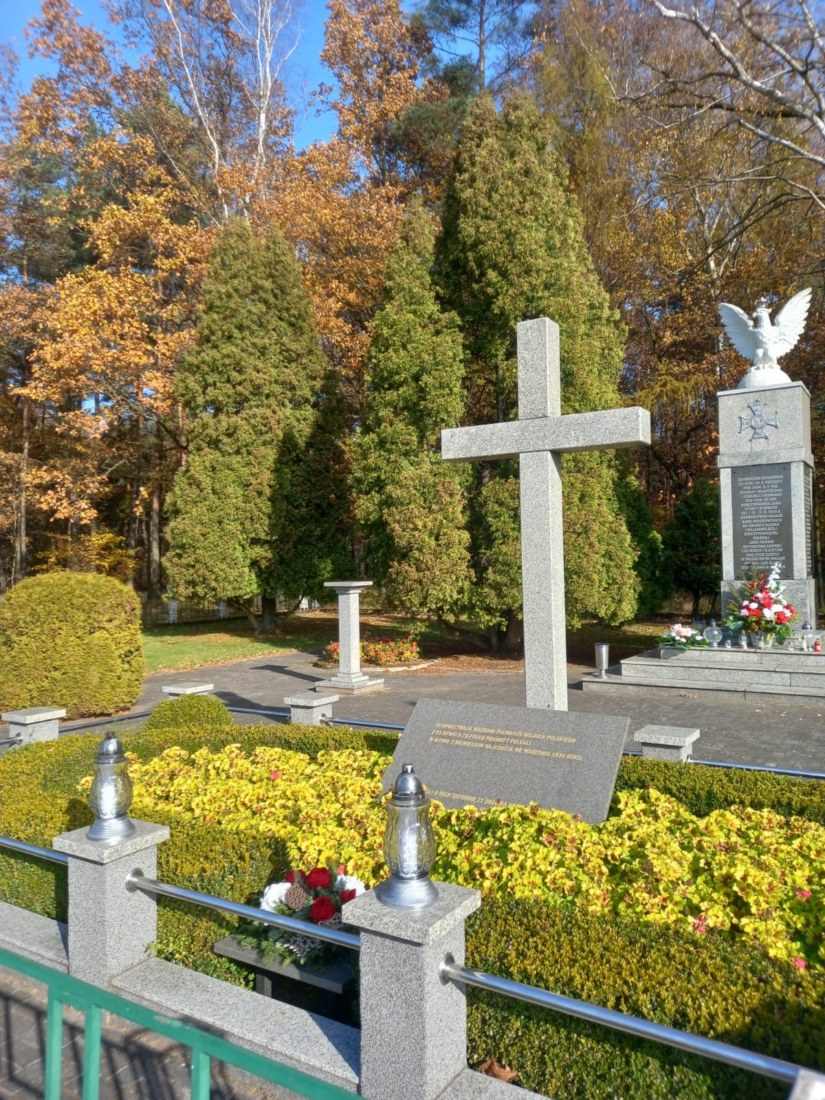 Gminna delegacja odwiedziła cmentarze i miejsca pamięci w Gostyni i w Wyrach 2.jpg