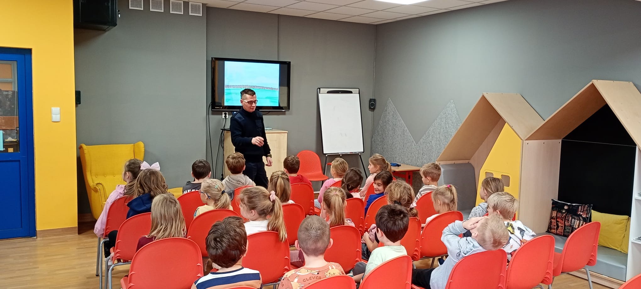 Dzieci uczyły się zasad bezpiecznego kontaktu ze zwierzętami (8).jpg