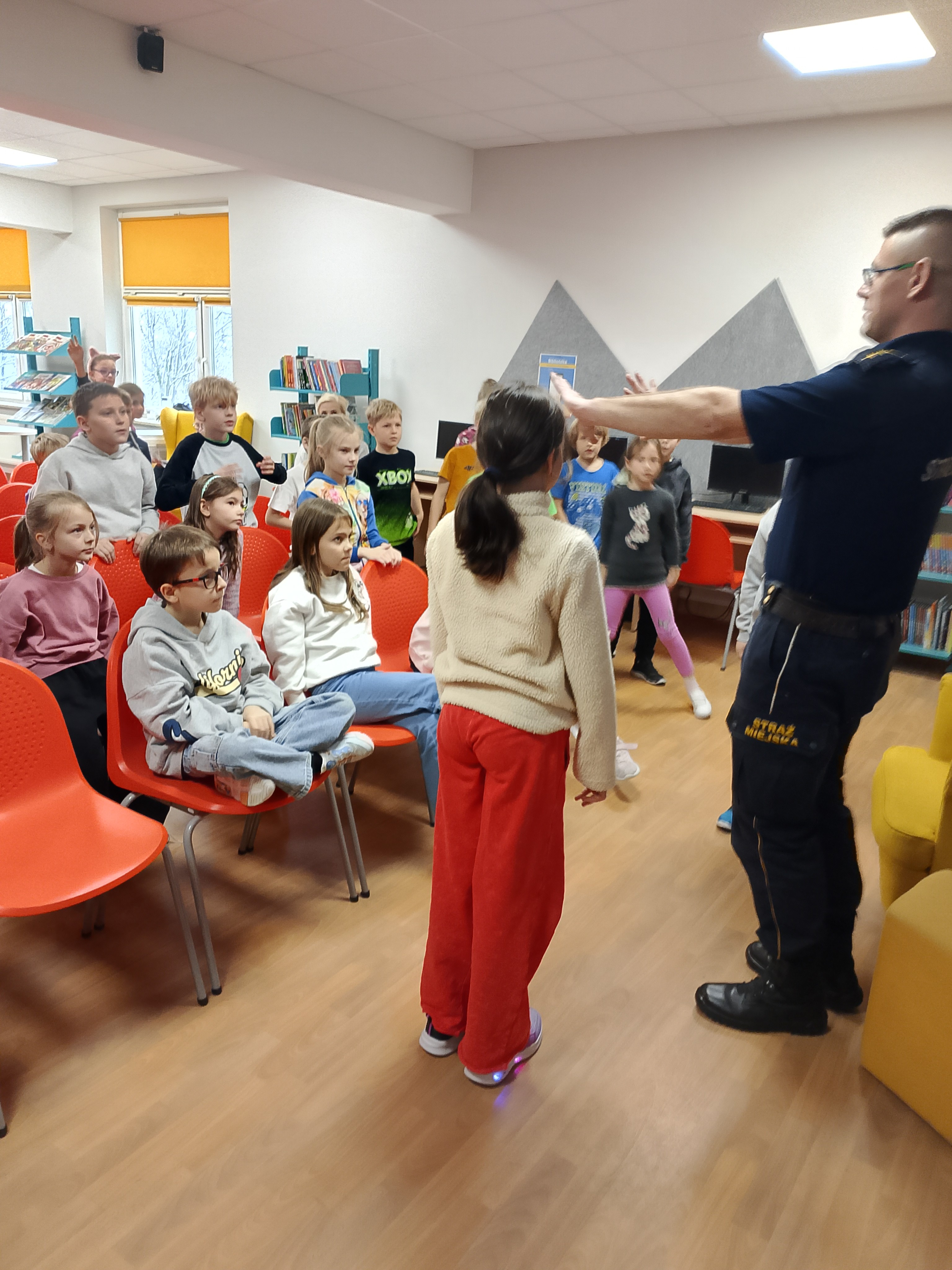 Dzieci uczyły się zasad bezpiecznego kontaktu ze zwierzętami (13).jpg