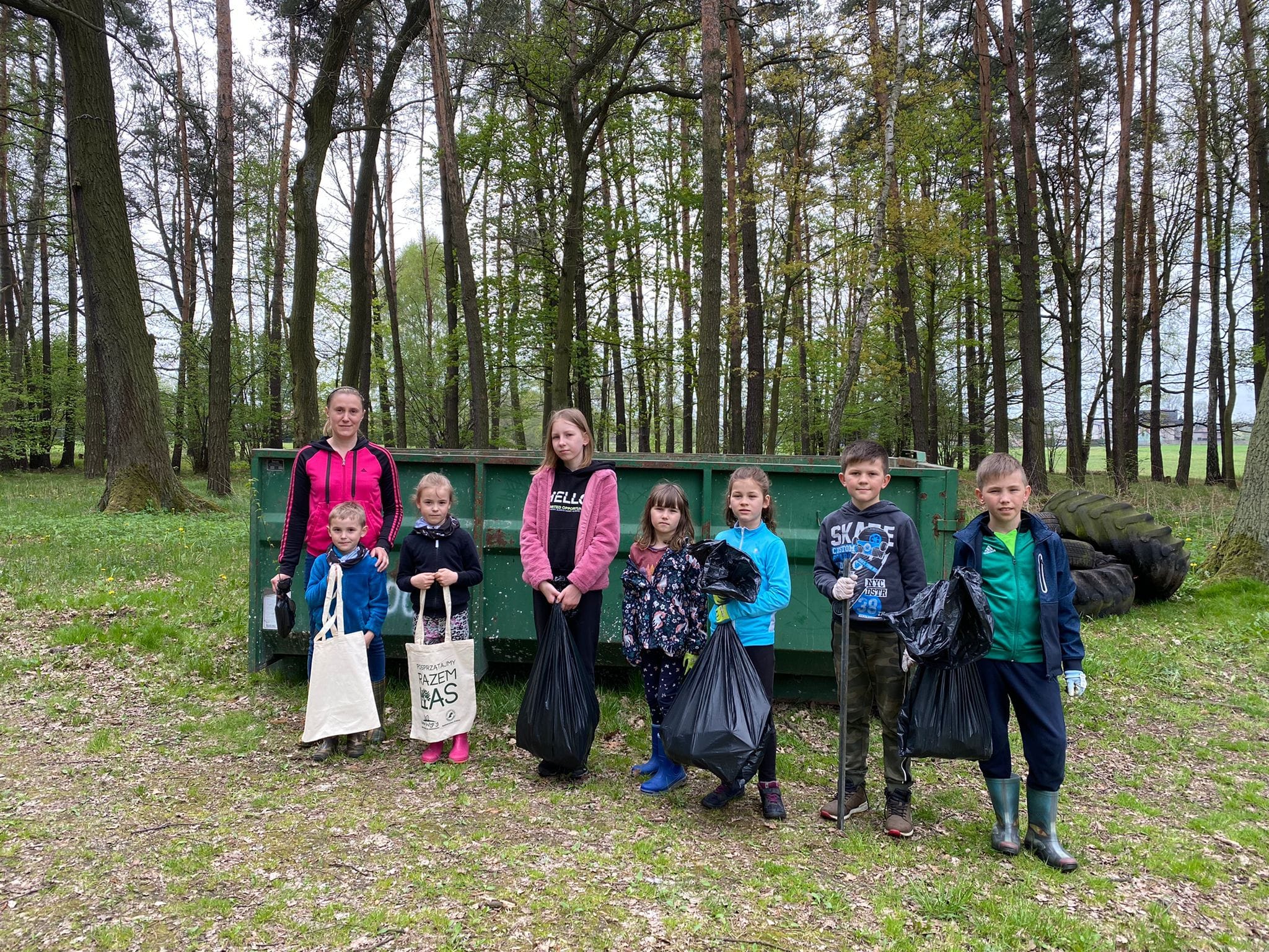 Sprzątanie lasu - 7.05.2022 r (3).jpg