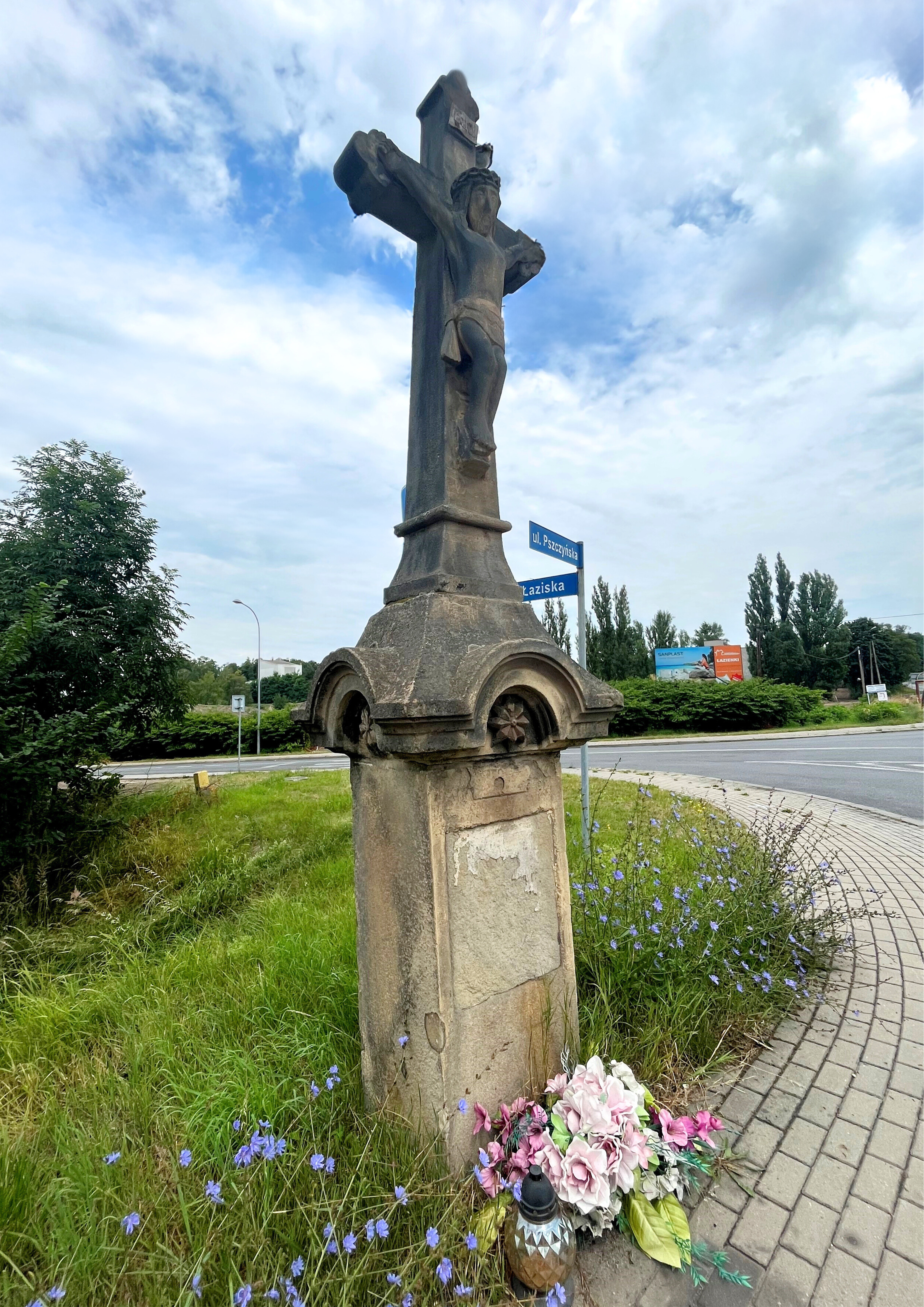 Zabytkowy krzyż w Wyrach znajdujący się na skrzyżowaniu ul. Łaziskiej z ul. Pszczyńską (1).png