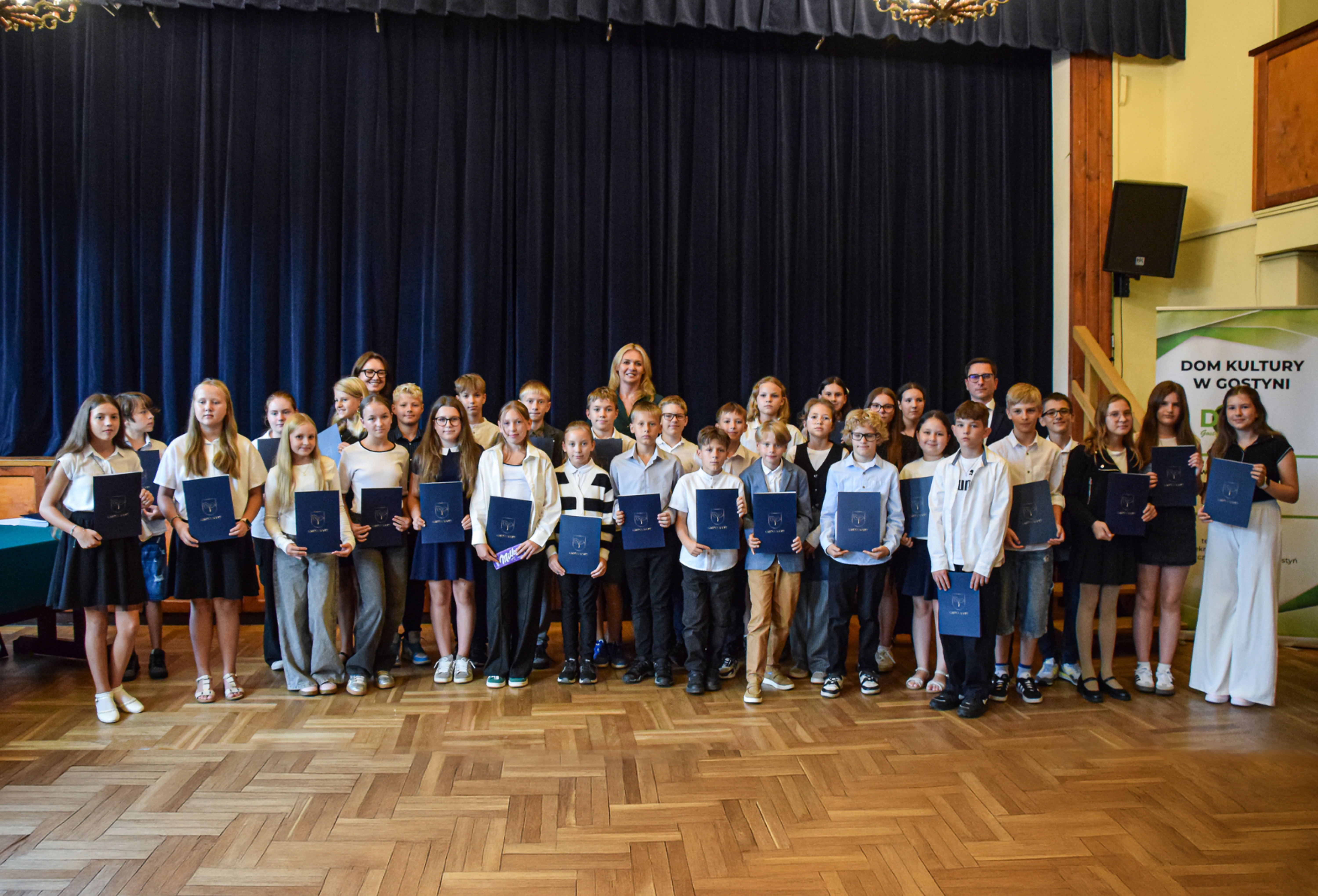 Szkoła Podstawowa w Wyrach – uczniowie klas IV-VI szkoły podstawowej.jpg