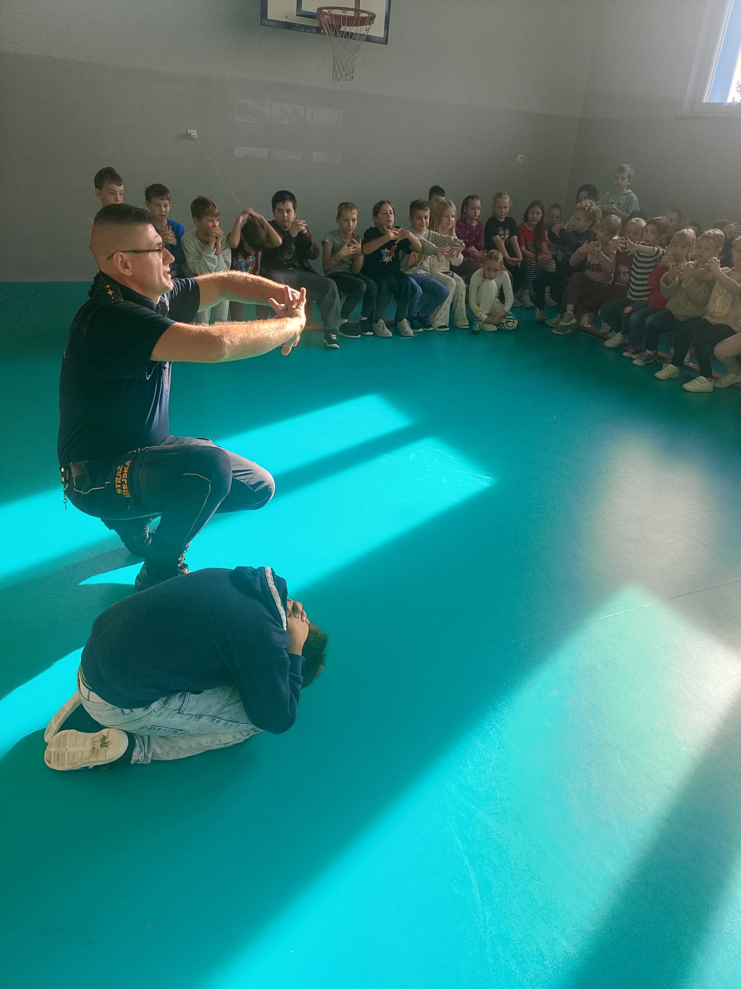 Dzieci uczyły się zasad bezpiecznego kontaktu ze zwierzętami (3).jpg