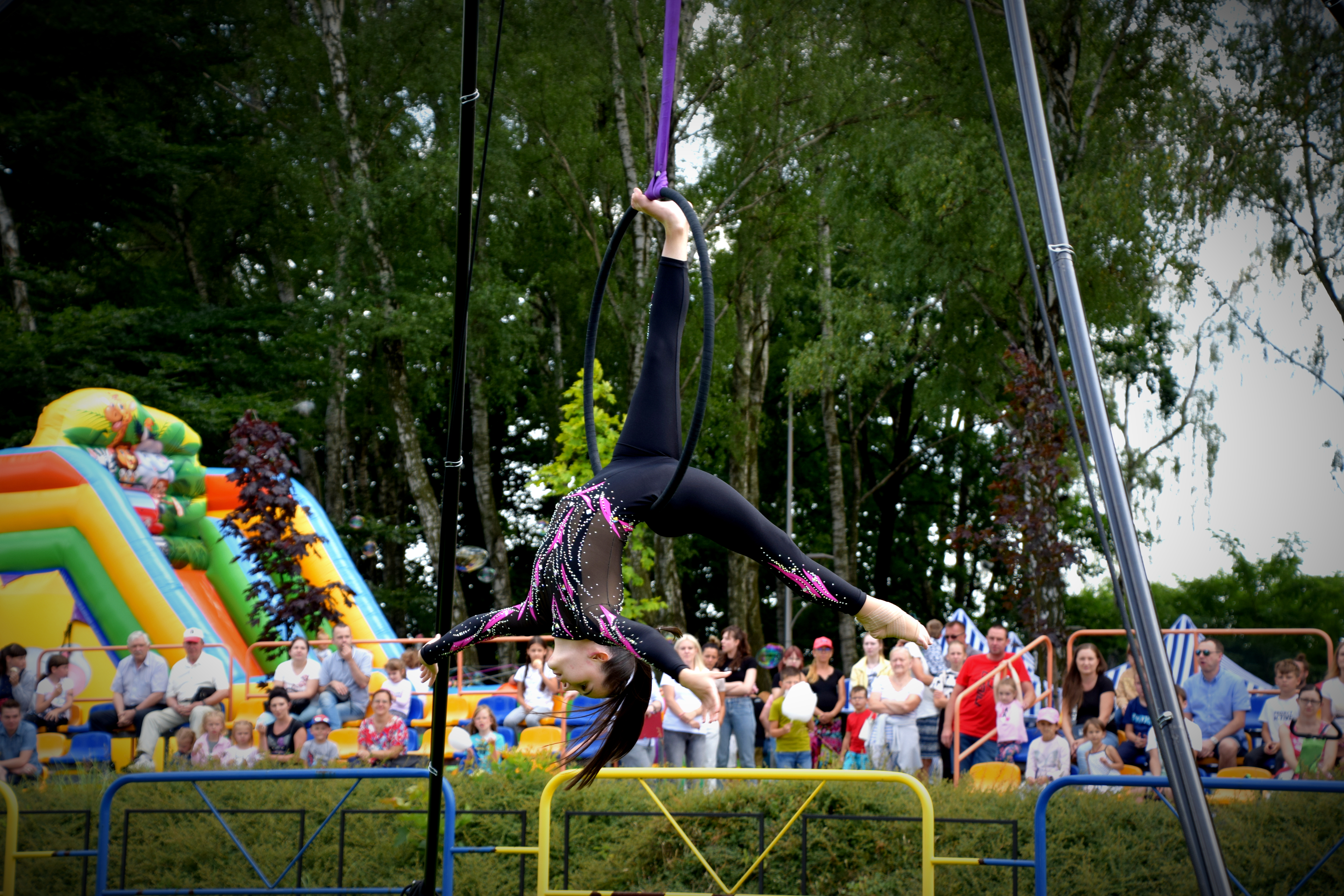 Dominika Dudek prezentuje pokaz akrobatyki powietrznej na kole 2.JPG