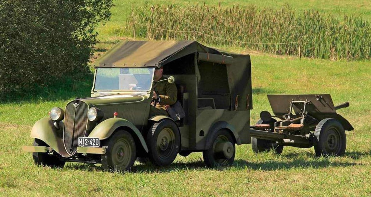 FIAT ciąnik artyleryjski do armaty Bofors.jpg