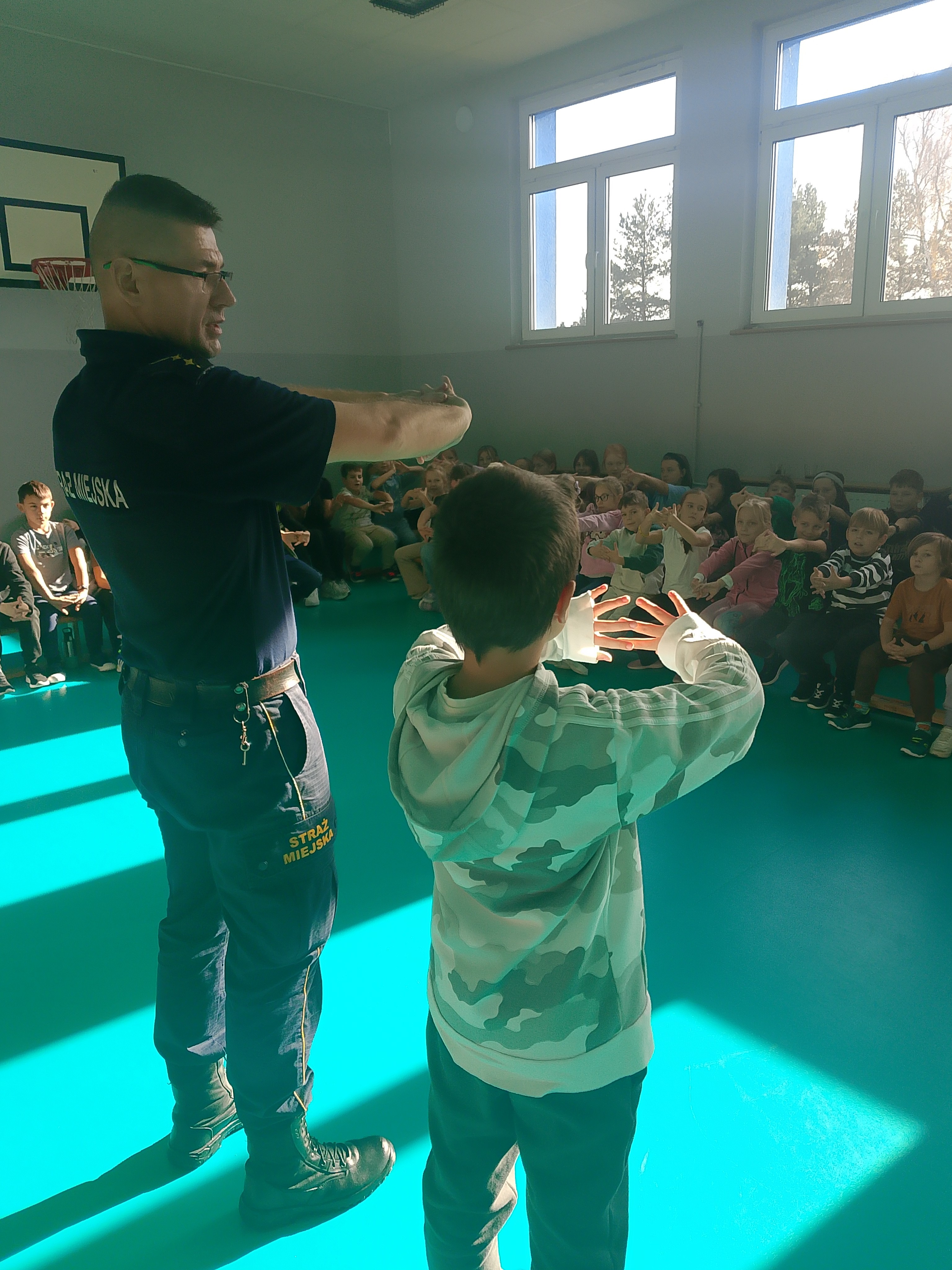 Dzieci uczyły się zasad bezpiecznego kontaktu ze zwierzętami (2).jpg