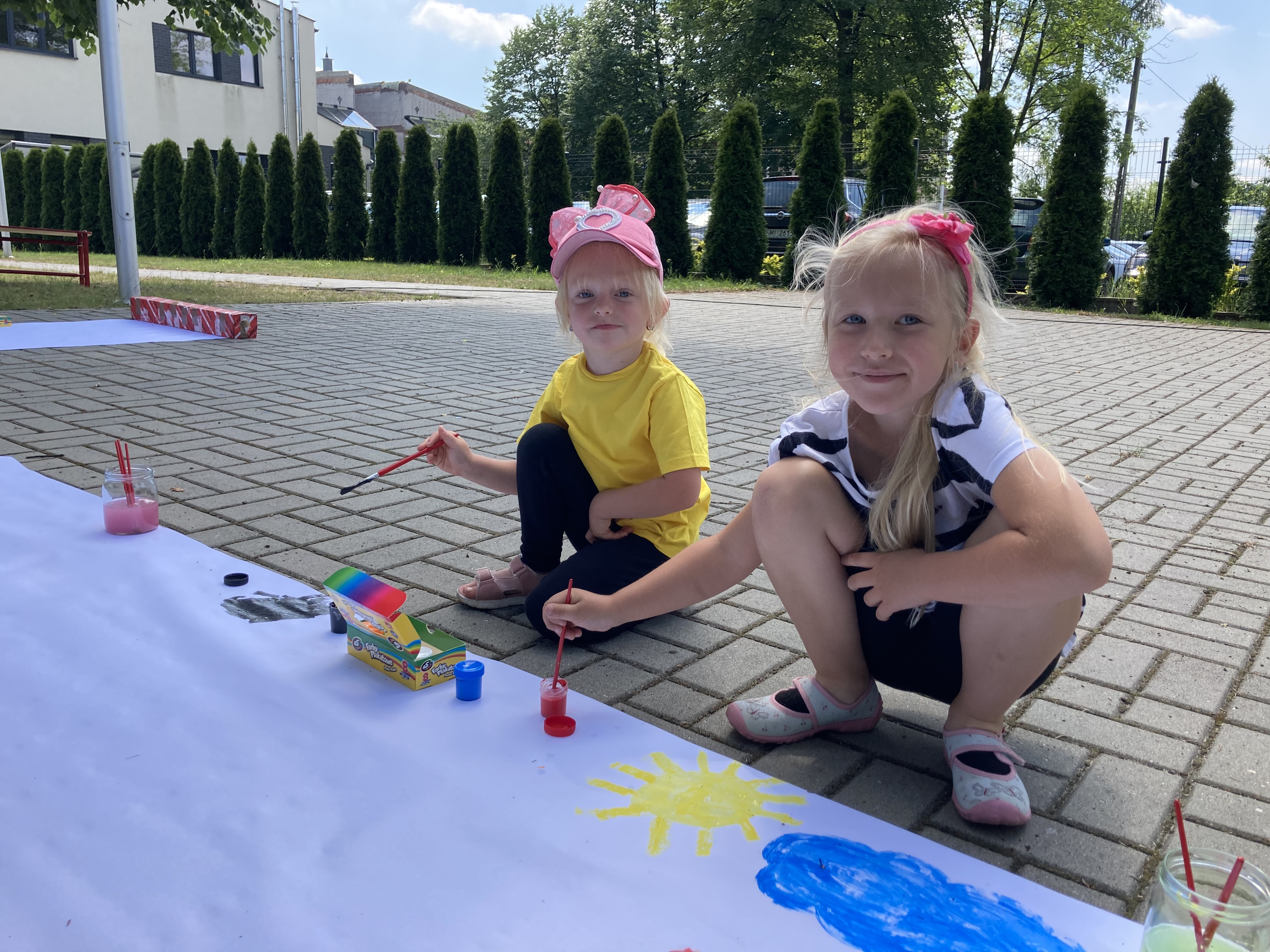Dzieci malujące farbami podczas pikniku przedszkolnego.jpeg