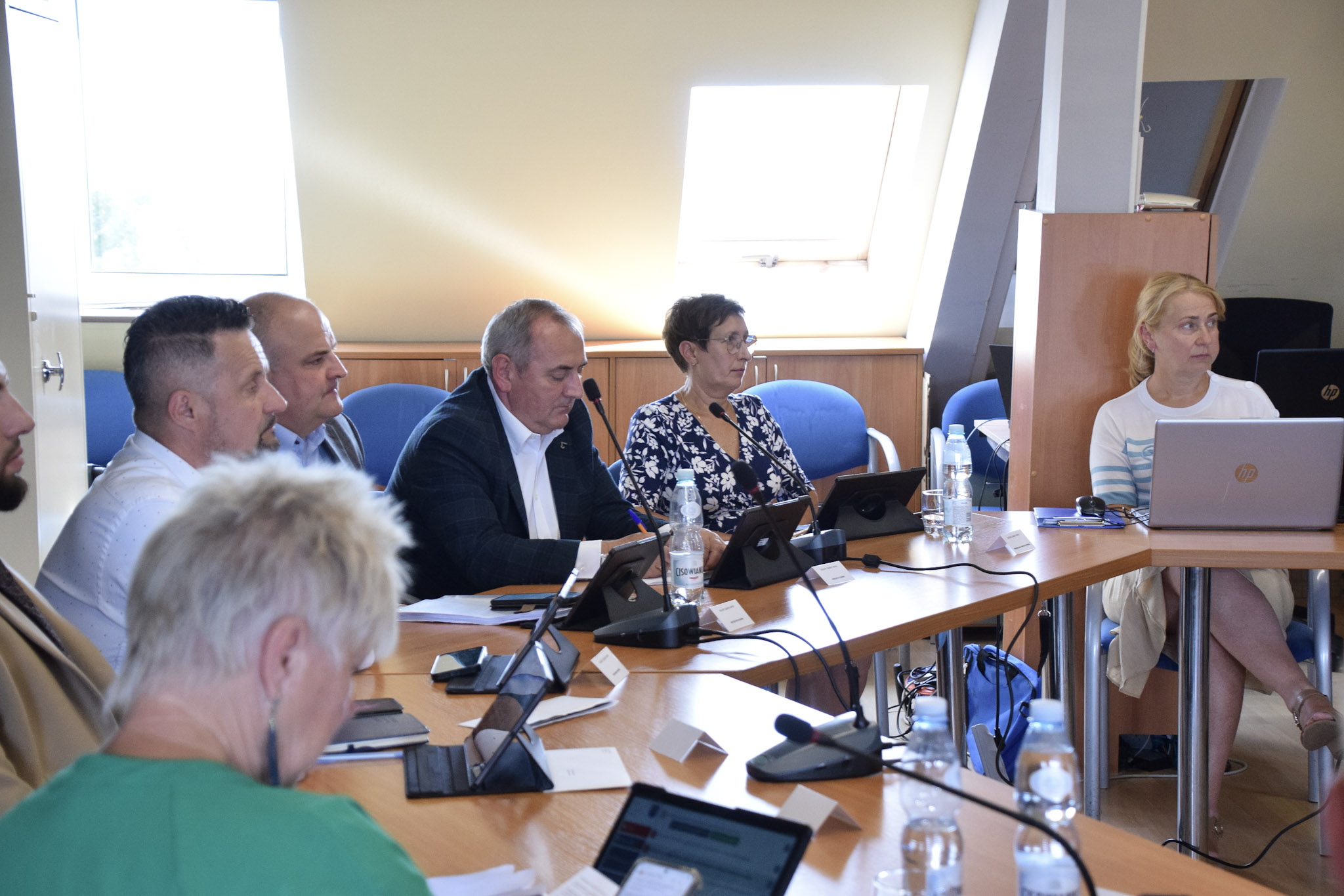 Radni Gminy Wyry przy okrągłym stole podczas posiedzenia XVI sesji Rady Gminy Wyry (3).jpg