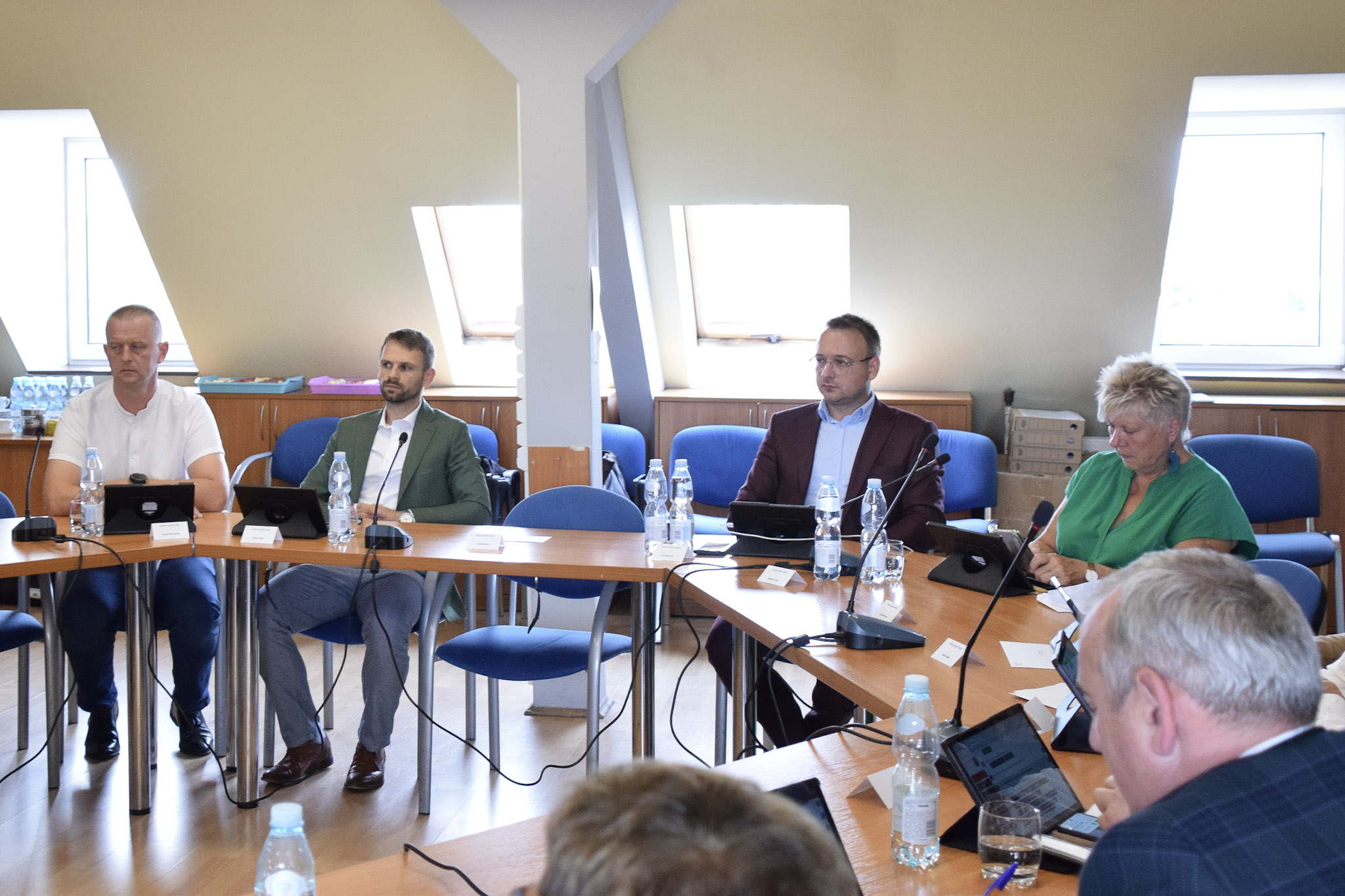 Radni Gminy Wyry przy okrągłym stole podczas posiedzenia XVI sesji Rady Gminy Wyry (5).jpg