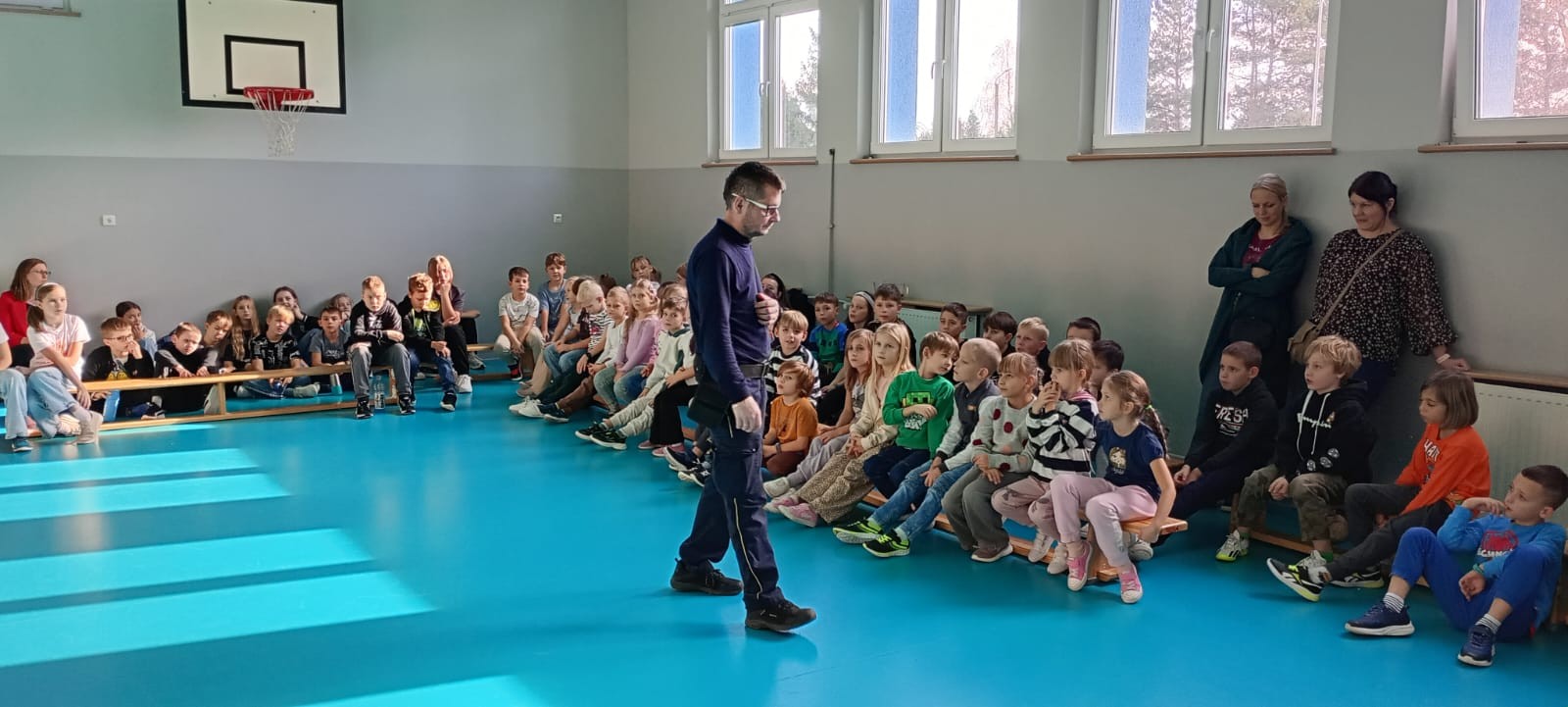 Dzieci uczyły się zasad bezpiecznego kontaktu ze zwierzętami (1).jpg