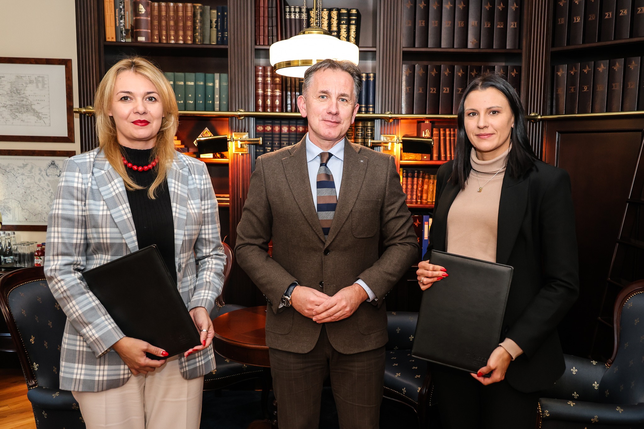 Joanna Pasierbek-Konieczny – wójt Gminy Wyry, dr hab. Rafał Żelazny – prezes Zarządu KSSE S.A. oraz Ewa Lipka – wiceprezes Zarządu.jpg