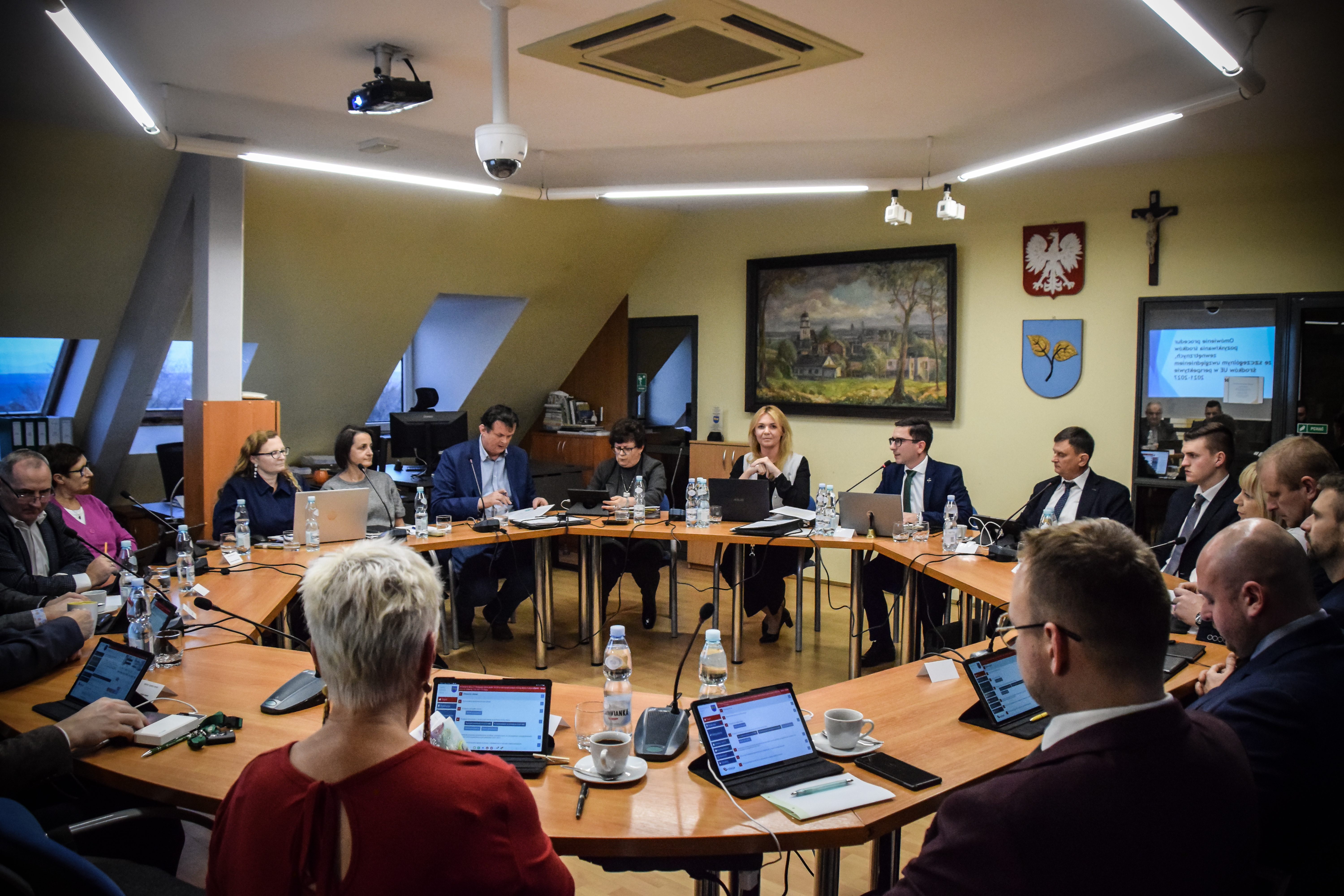 VII sesja Rady Gminy Wyry, radni wokół stołu, uczestniczą w obradach (3).jpg