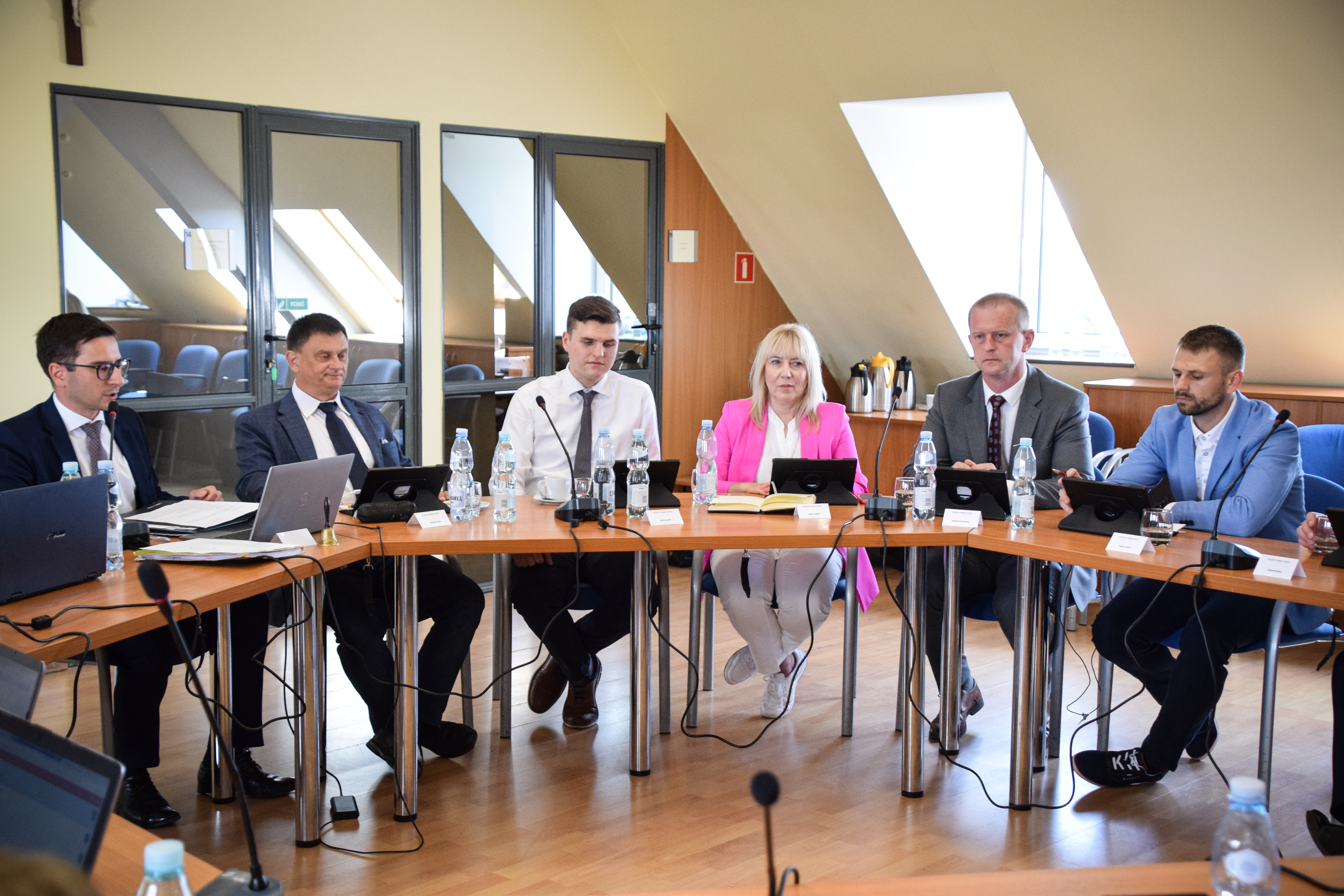 Radni Gminy Wyry podczas posiedzenia (3).jpg