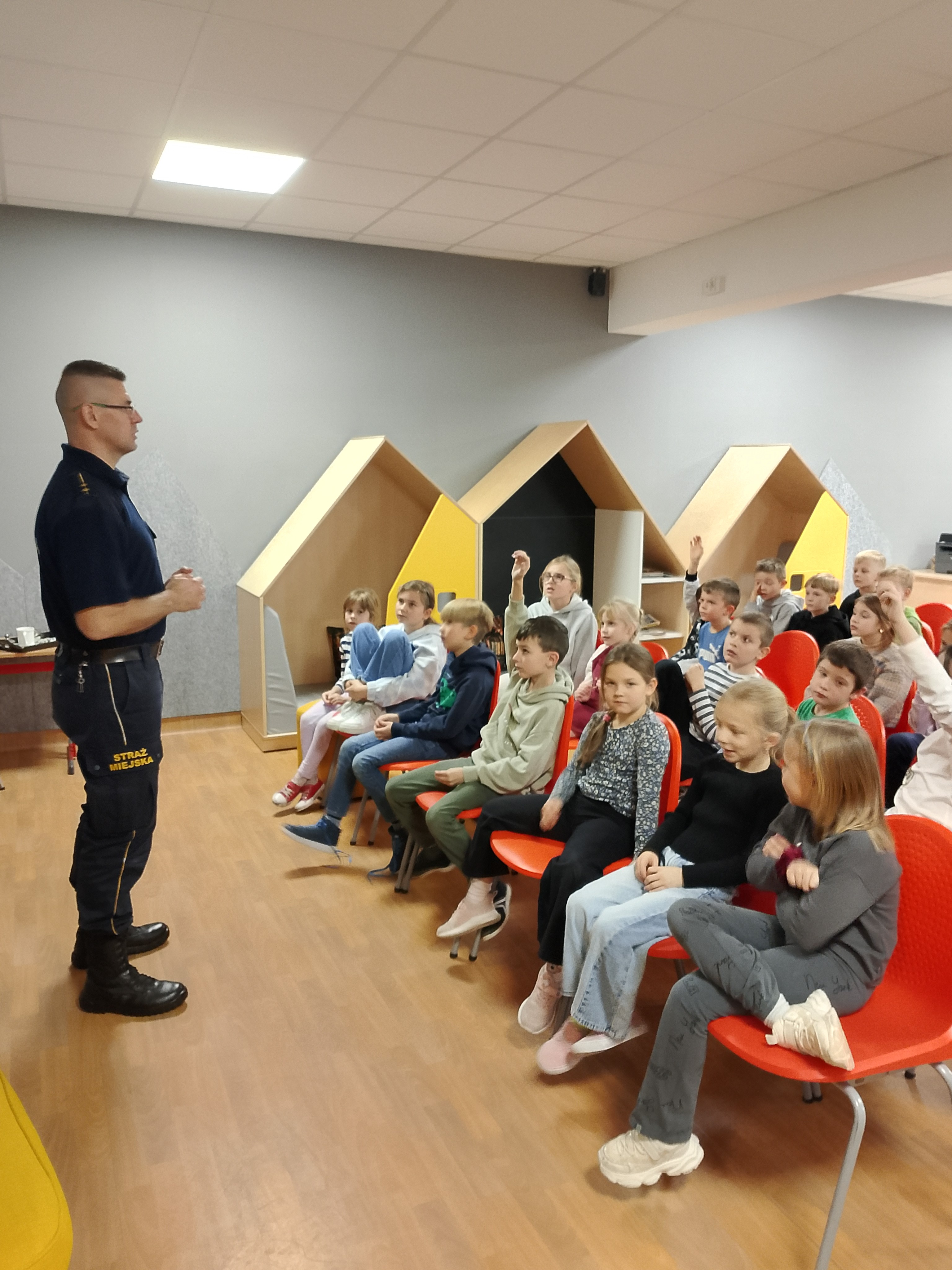 Dzieci uczyły się zasad bezpiecznego kontaktu ze zwierzętami (10).jpg