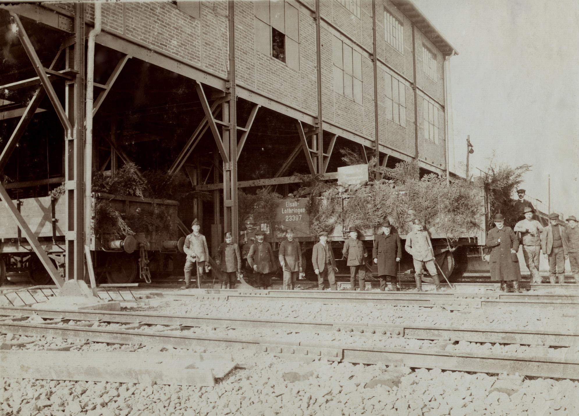 Prinzengrube - Książątko. Fotografia wykonana 2 marca 1914 r. przedstawiająca prawdopodobnie pierwszy wagon z węglem po uruchomieniu sortowni tejże kopalni. Fot. ze zbiorów F. Leśniewskiego