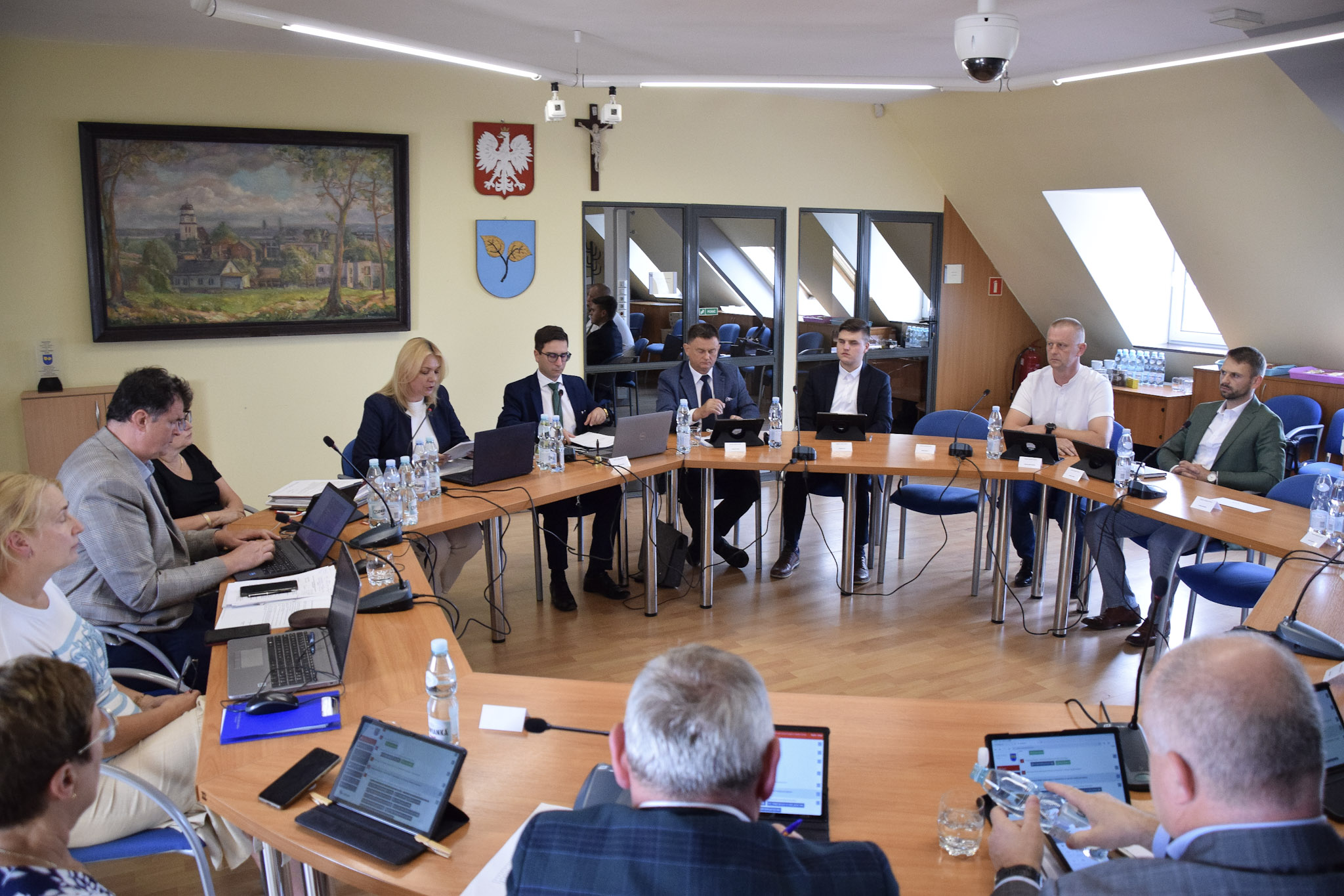 Radni Gminy Wyry przy okrągłym stole podczas posiedzenia XVI sesji Rady Gminy Wyry (1).jpg