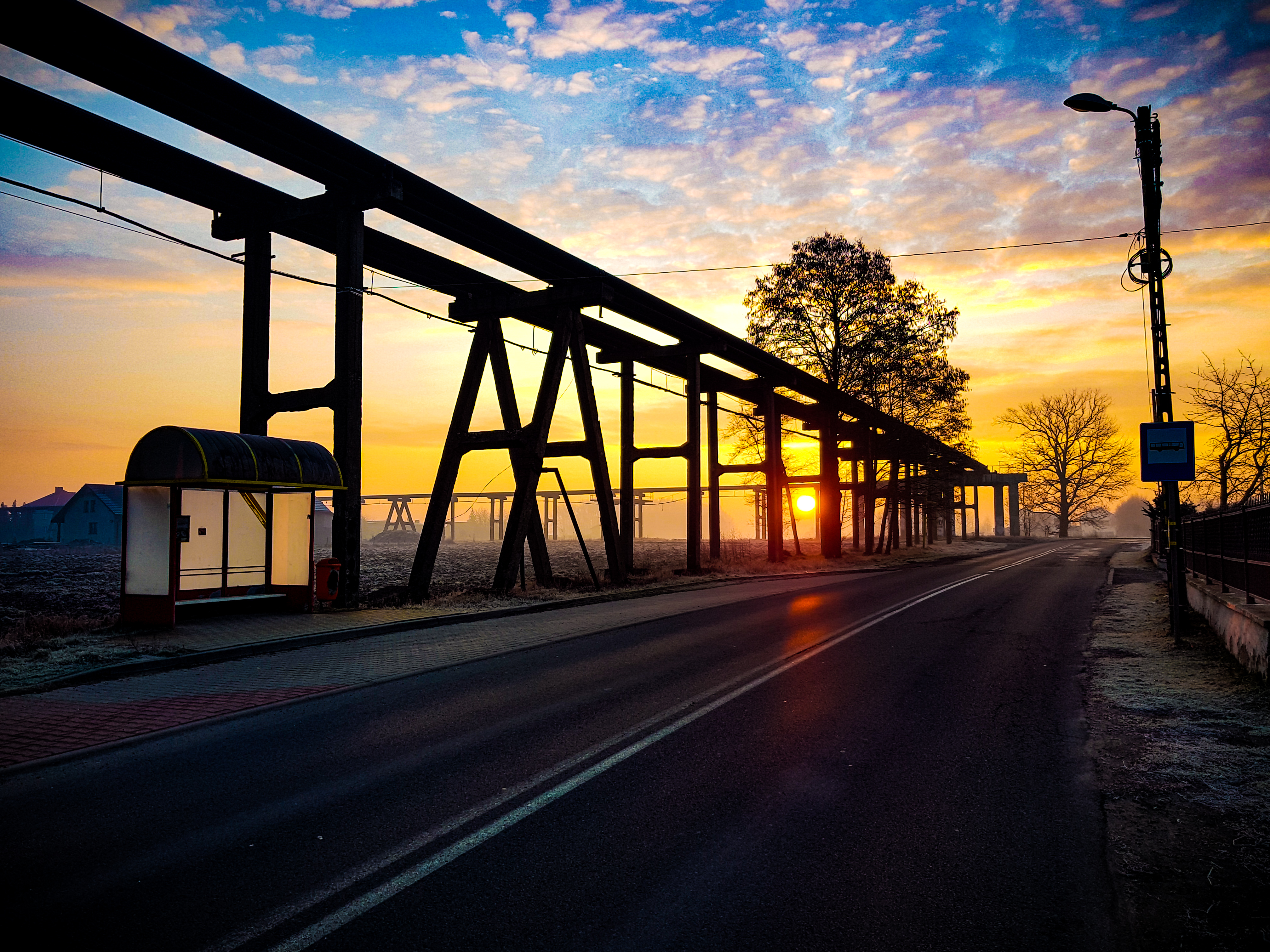 Wschód słońca, przystanek.jpg