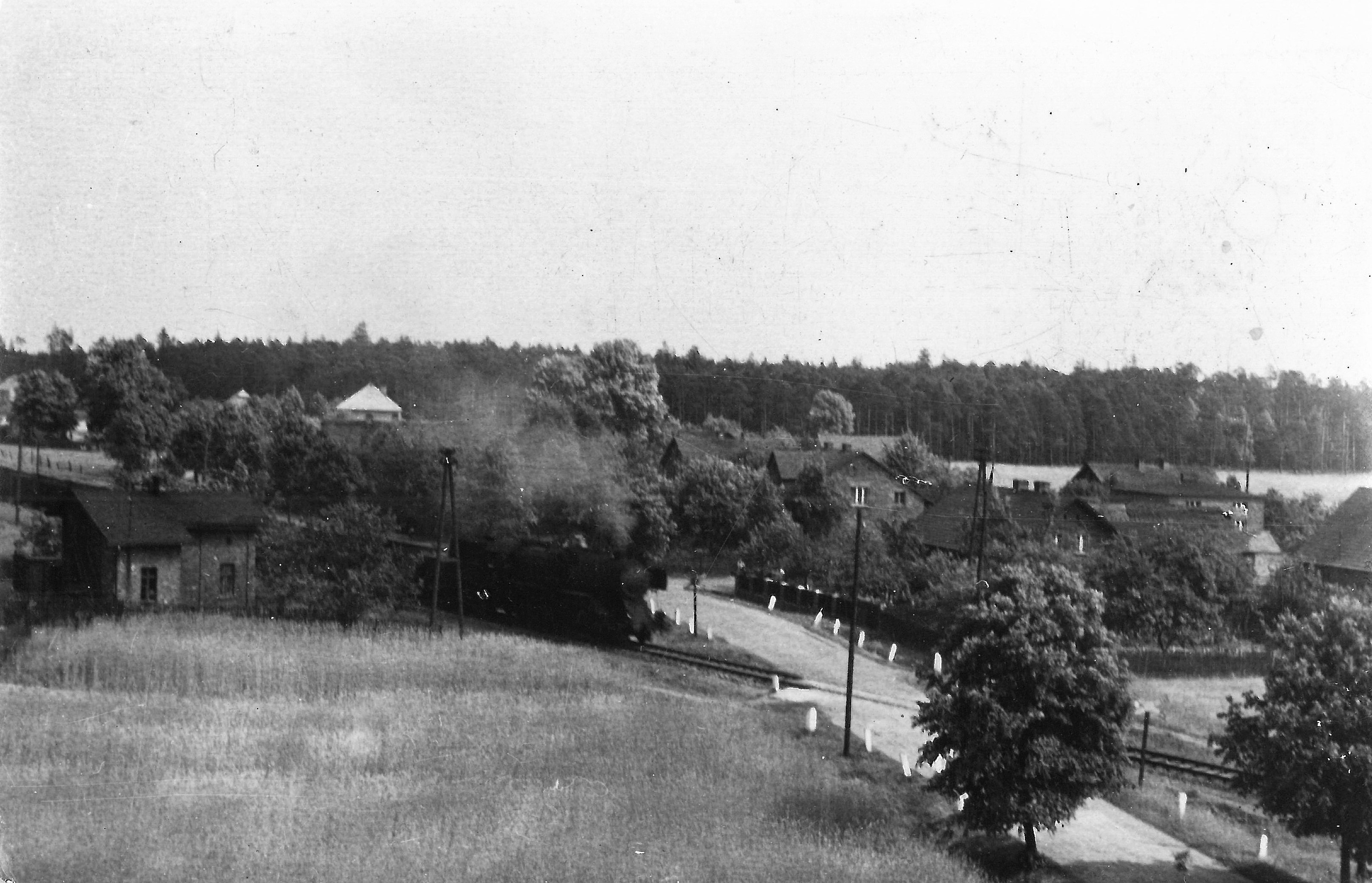 Zdjęcia datowane są na rok 1962 i pochodzą ze zbiorów Pawła Figołuszki. Przedstawiają widok z jednego z domów w Wyrach przy obecnej ul. Wagonowej.jpg