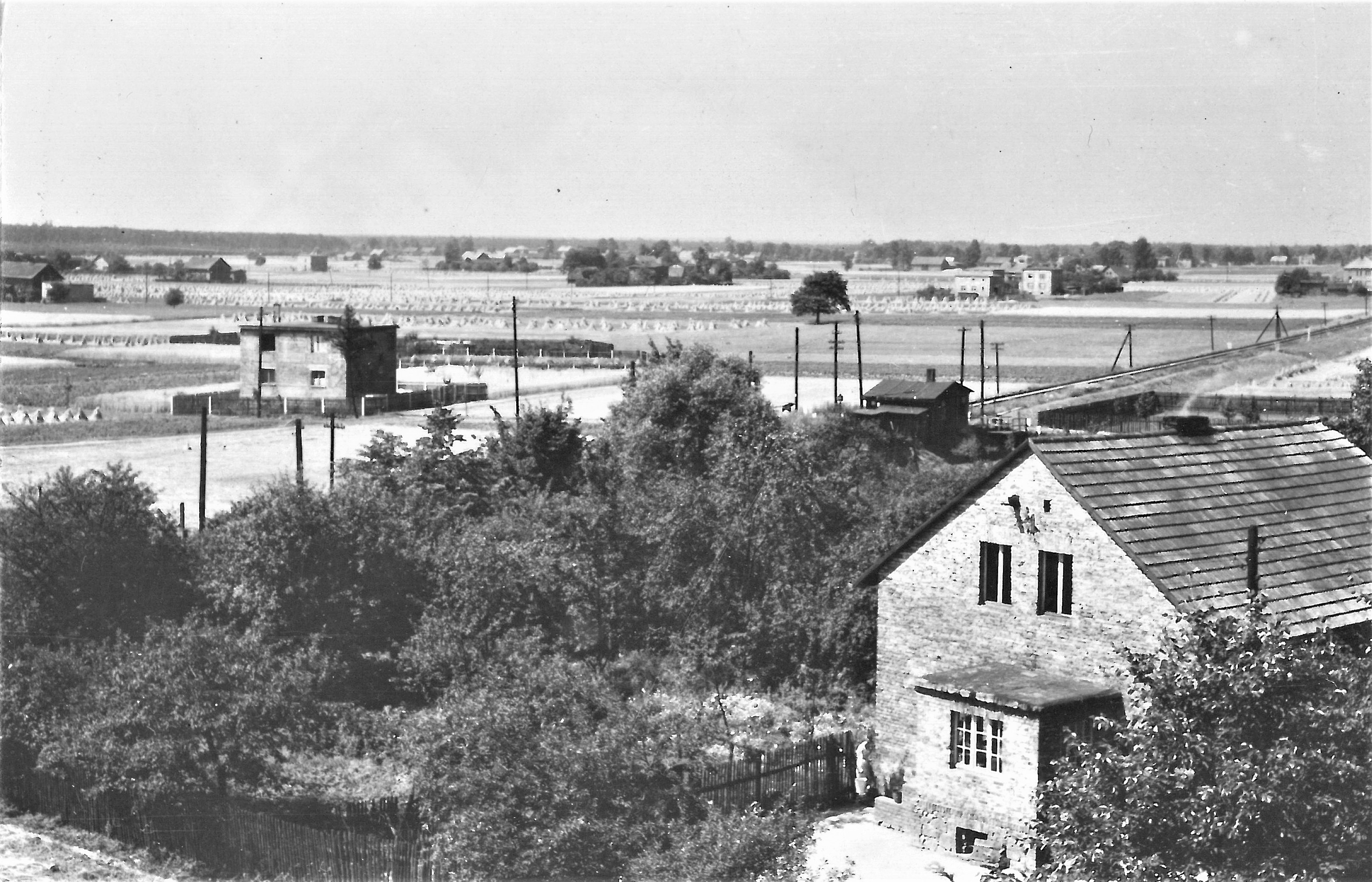 Zdjęcia datowane są na rok 1962 i pochodzą ze zbiorów Pawła Figołuszki. Przedstawiają widok z jednego z domów w Wyrach przy obecnej ul. Wagonowej (2).jpg