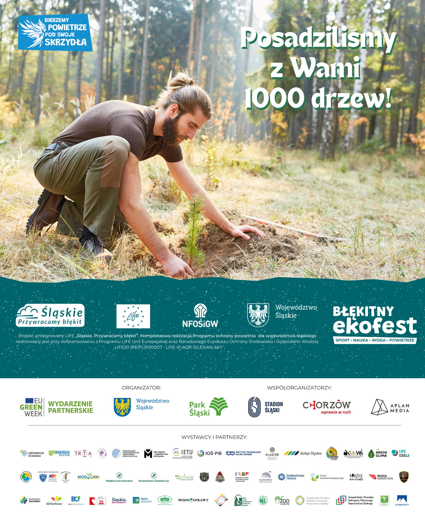 Plakat przedstawiający mężczyznę sadzącego drzewo, w tle las, nad mężczyzną napis - posadziliśmy z wami 1000 drzew, poniżej logotypy różnych instytucji.png