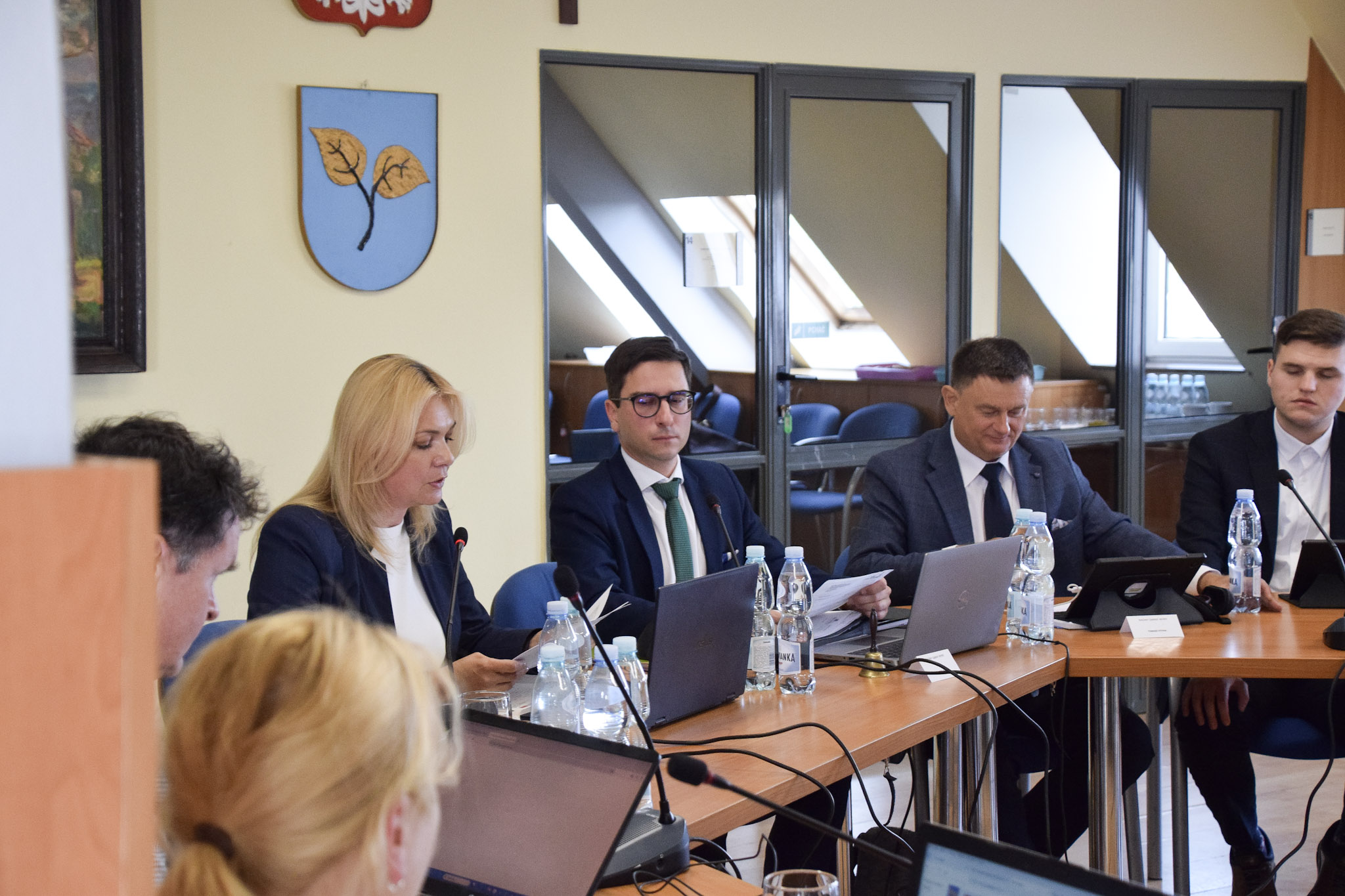 Radni Gminy Wyry przy okrągłym stole podczas posiedzenia XVI sesji Rady Gminy Wyry (4).jpg