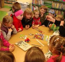 Wizyta przedszkolaków w bibliotece w Wyrach