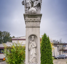Kolumna Trójcy Świętej przy ulicy Pszczyńskiej w Gostyni.jpg