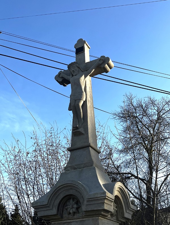 Zabytkowy krzyż w Wyrach po renowacji, grudzień 2025 roku (2).jpeg