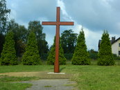Nowy Krzyż na cmentarzu komunalnym w Wyrach