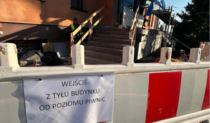 Wyłączenie z użytku schodów w pawilonie, wejście do budynku tylko tylnym wejściem