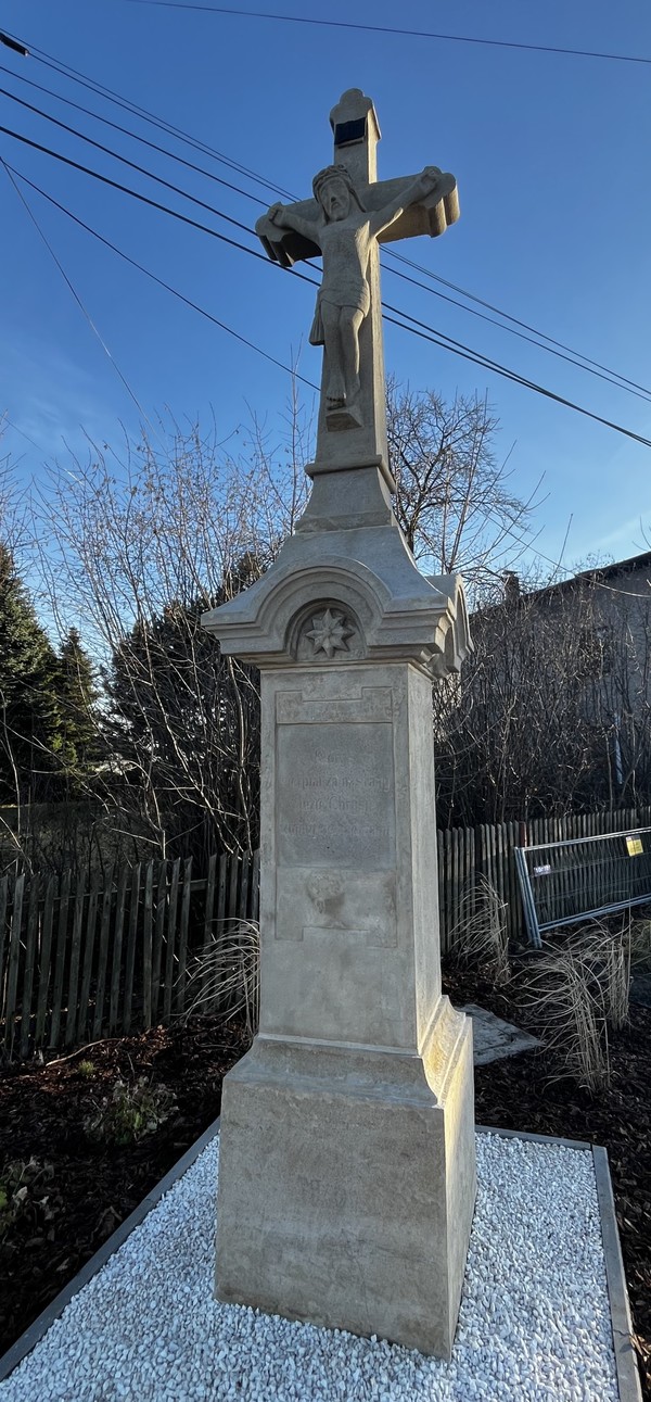 Zabytkowy krzyż w Wyrach po renowacji, grudzień 2025 roku (1).jpeg