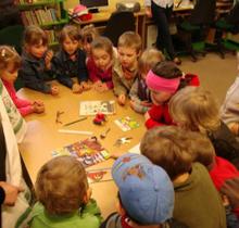 Wizyta przedszkolaków w bibliotece w Wyrach