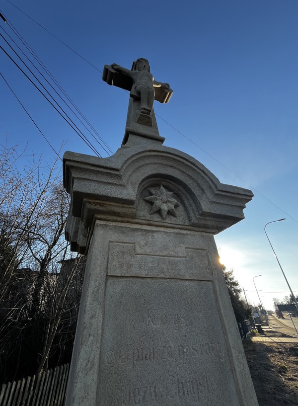 Zabytkowy krzyż w Wyrach po renowacji, grudzień 2025 roku (8).jpeg