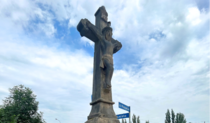 Ogłoszono przetarg na renowację zabytkowego krzyża przydrożnego w Wyrach