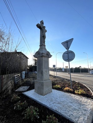 Zabytkowy krzyż w Wyrach po renowacji, grudzień 2025 roku (10).jpeg