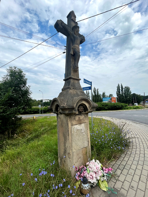 Zabytkowy krzyż w Wyrach znajdujący się na skrzyżowaniu ul. Łaziskiej z ul. Pszczyńską (1).jpg