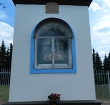 Kapliczka przydrożna położona przy skrzyżowaniu ulicy Pszczyńskiej i ulicy Dąbrowszczaków w Wyrach.JPG