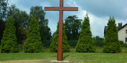 Krzyż na cmentarzu komunalnym.JPG