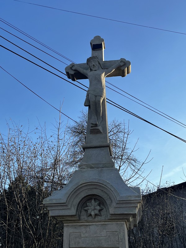 Zabytkowy krzyż w Wyrach po renowacji, grudzień 2025 roku (3).jpeg