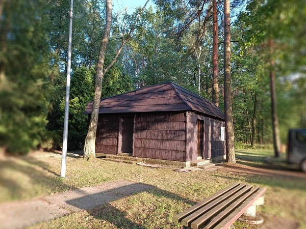 Domek przy Pomniku Pamięci Żołnierzy Września 1939 w Gostyni 8 (3).JPG